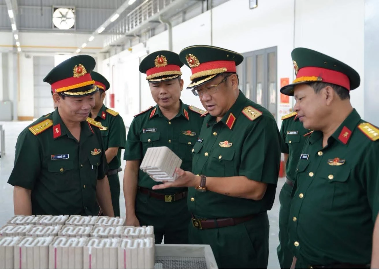 Cận cảnh dây chuyền sản xuất pháo hoa Tết với sự trợ giúp của công nghệ AI